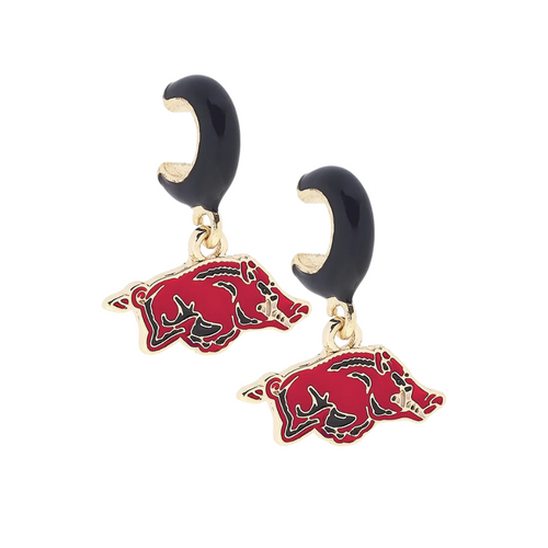 Show off your Razorbacks pride with a chic twist! These Arkansas Razorbacks Enamel Logo Huggie Hoop Earrings feature the team’s iconic logo in sleek black enamel, perfectly framed by shiny gold hoops. They’re the perfect playful accessory to add a subtle pop of team spirit to any outfit without shouting it from the rooftops. Game day just got a whole lot more stylish!