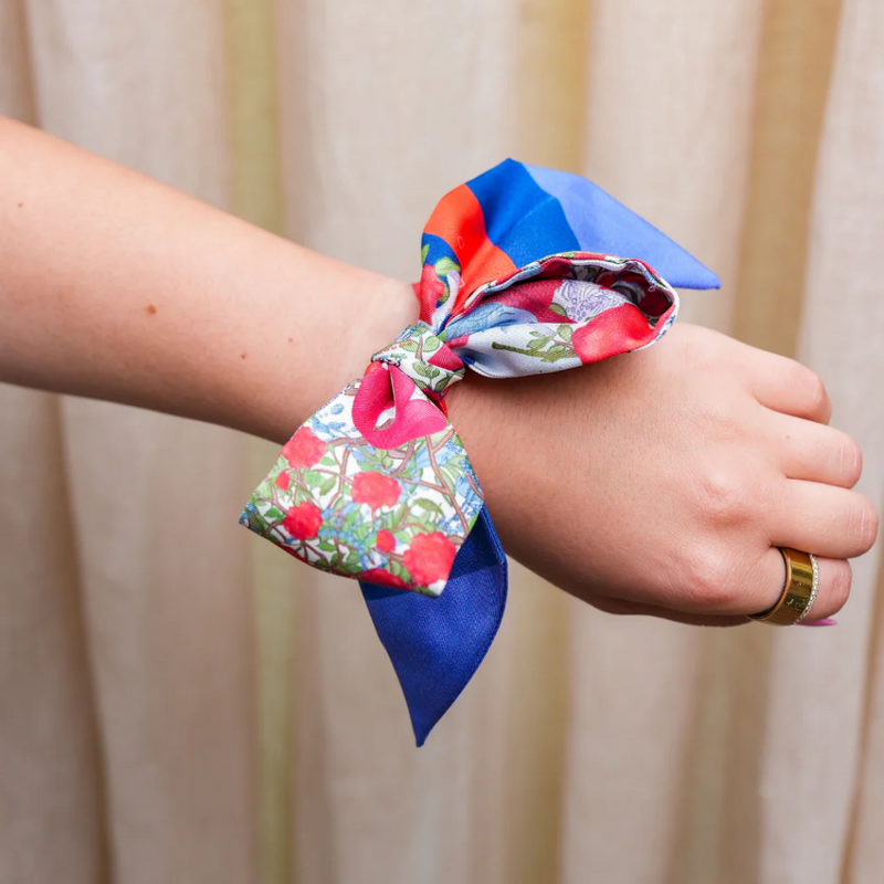 Wrap yourself in a playful piece of Oxford, Mississippi with our silky scarflette! Vibrant crimson, azure, and sage florals dance alongside whimsical illustrations of magnolia blossoms and stately columns. This luxurious accessory captures the charm and heritage of Oxford in every thread – perfect for locals and admirers of Southern elegance alike. A wearable celebration of this historic community's unique character!